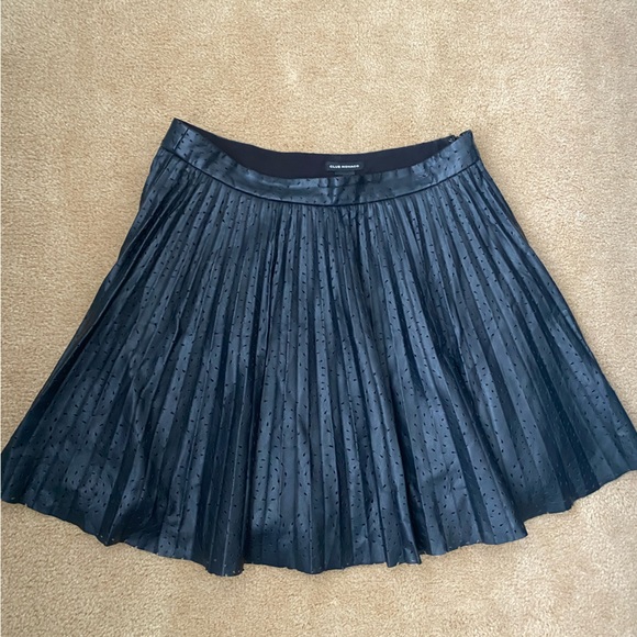 Club Monaco Dresses & Skirts - Club Monaco Mairin faux leather laser cut pleated skirt Size 6